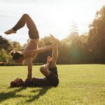 Beneficios del yoga en pareja para tu bienestar físico y emocional