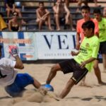 Descubre el equipamiento imprescindible para jugar al fútbol playa