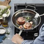 El hervidor de agua perfecto y el papel esencial de los sartenes en la cocina