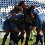 La emoción del fútbol: lágrimas de alegría en el campo y en la tribuna