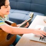 Tocar un instrumento: beneficios en la pedagogía musical